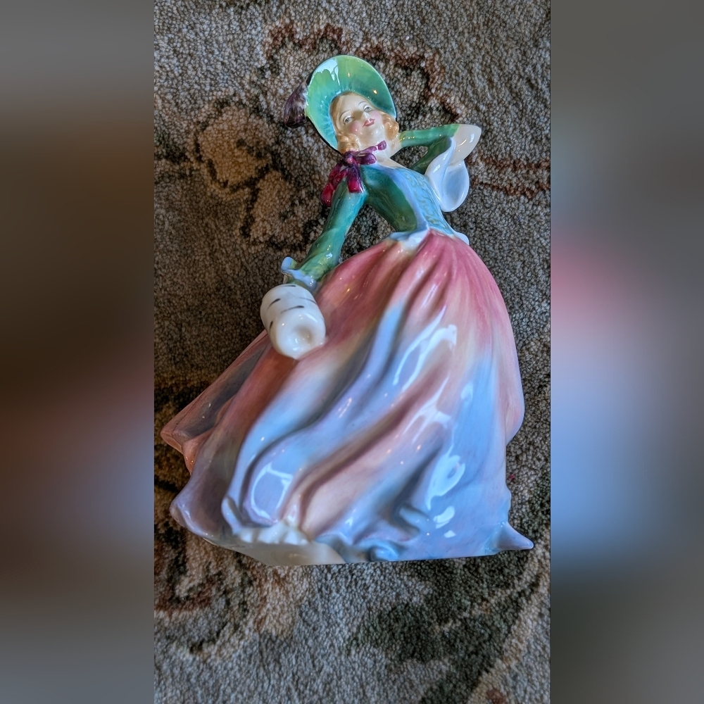 Vintage 1911 Royal Doulton Figurine "Autumn Breezes"